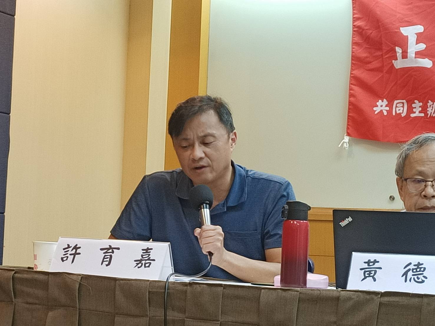 台灣地區政治受難人互助會副總會長許育嘉認為，不能把解嚴紀念日視為當作民主化的成果，那麼當「新白色恐怖」政治以新的形式席捲而來時，我們將手足無措並為此付出代價。圖／簡立欣攝