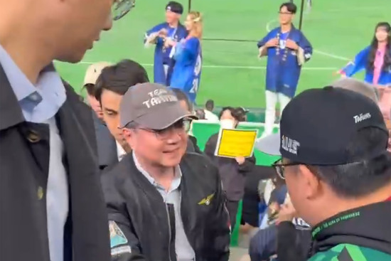 【張競短評】閣揆高調專機看球    徒增人民被剝奪感