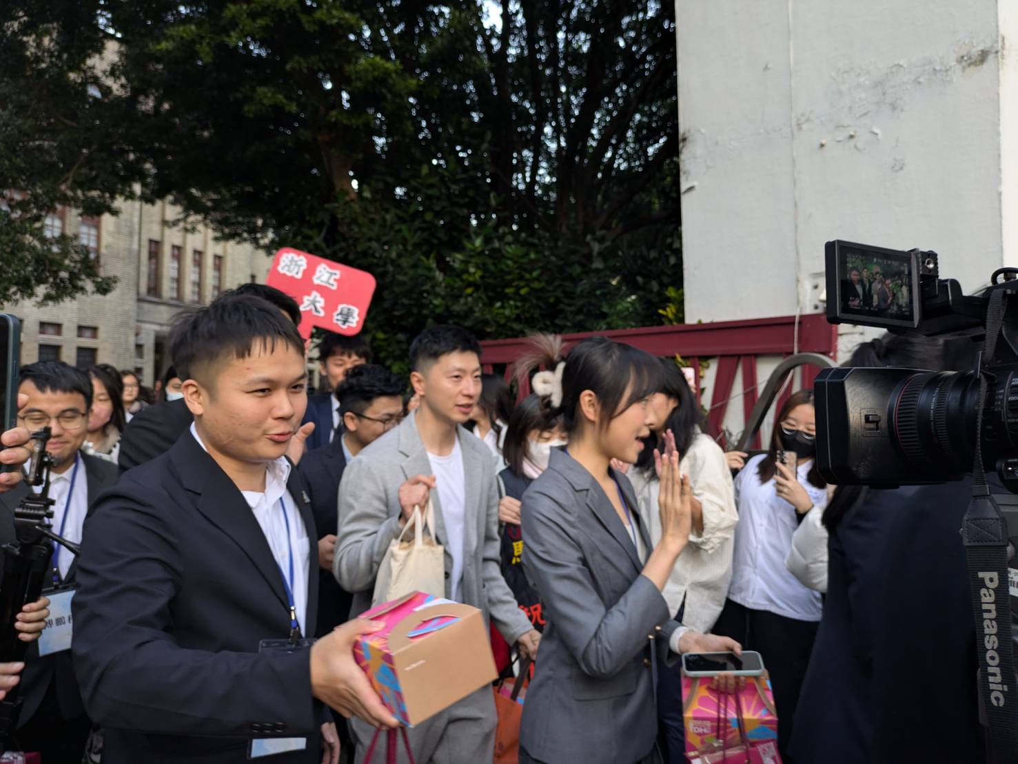 桌球六冠王馬龍身穿灰色西裝參訪中山女中，大批粉絲圍觀現場水洩不通