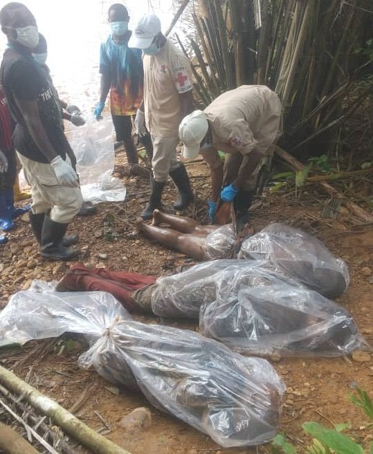 打撈起的屍體堆放河岸。圖/取自Kamukunji Development《推特》