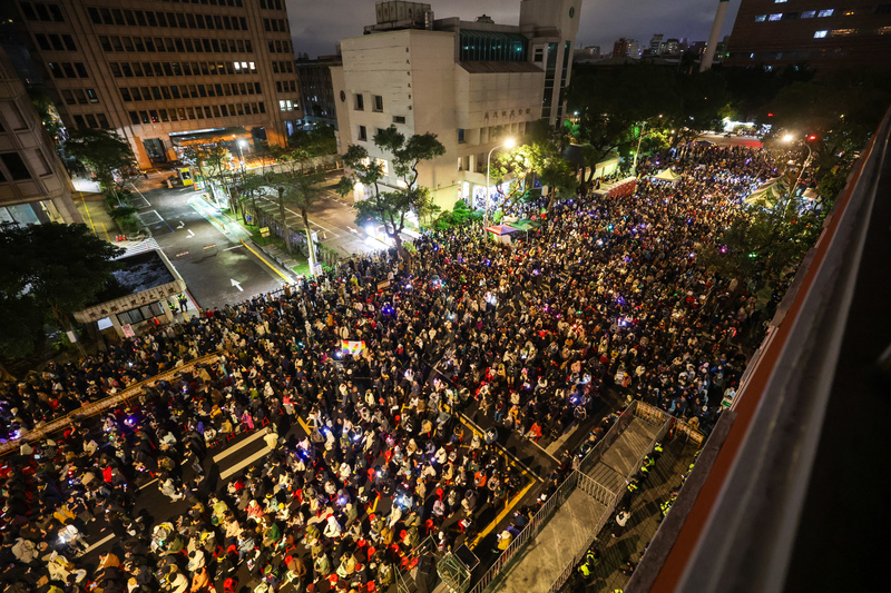 立法院會20日挑燈夜戰審議財劃法修法，公民團體發起的「冬季青鳥在台北」晚間8時許民眾在濟南路舞台前聚集，關心院會開會狀況。圖/ 中央社