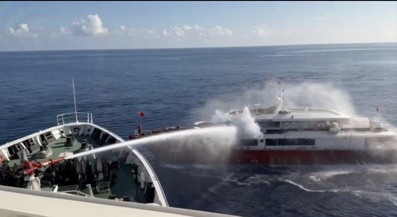 海巡署「雲林艦」以水炮驅離越界中國船。（海巡提供）