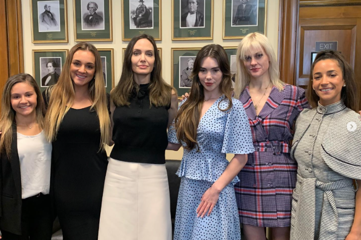 安潔莉娜裘莉（左3）長期關注人道主義，對不公義事件常挺身而出，受世人敬重。圖為2021年她前往參議院，鼓勵為曾受迫害者挺身而出的運動員。圖／取自angelinajolie IG