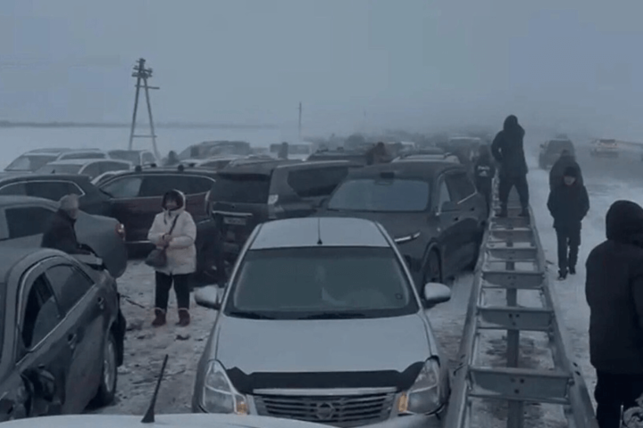 暴風雪路面結冰影響路況　哈薩克百車連環撞救援行動持續中