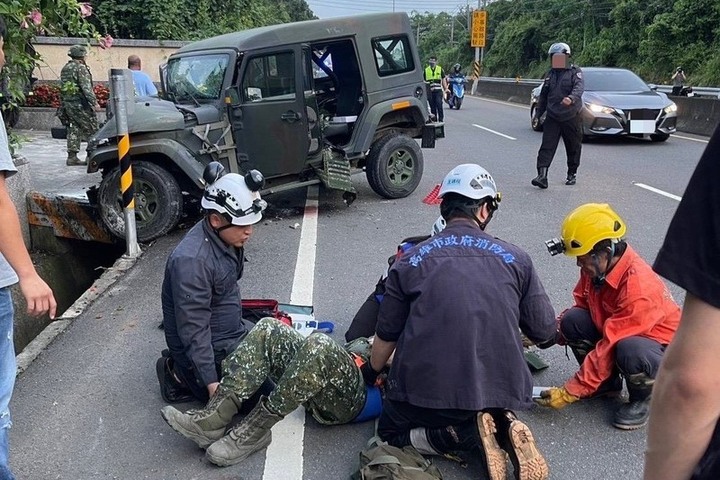 漢光演習再傳事故　輕型戰術輪車自撞路墩3官兵受傷送醫