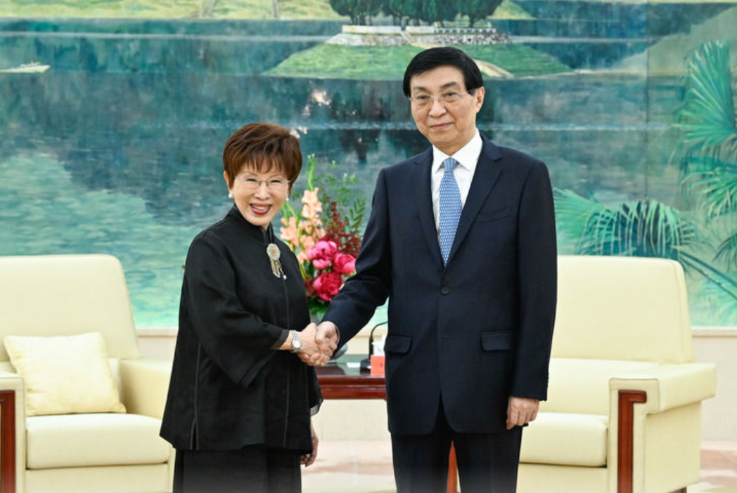 大陸全國政協主席王滬寧（右）27日在北京會見前國民黨主席洪秀柱（左）。圖/取自新華社