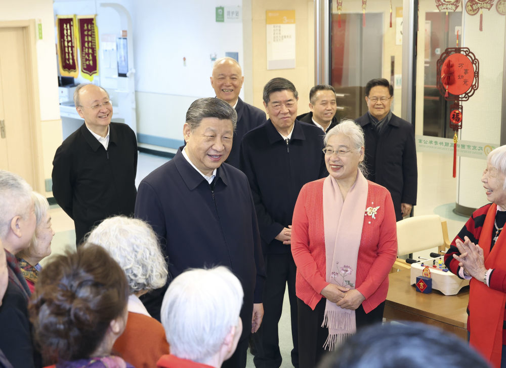 習近平探望銀齡公寓時，鼓勵這些上了年紀的人要老有所為、健康長壽。圖／取自新華社