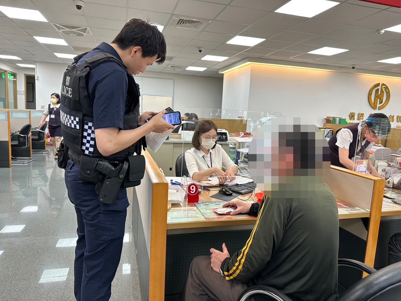 台南市一名男子遇網路詐騙，女網友藉故要男子匯款，所幸被機敏的銀行行員及警員攔阻。圖/中央社