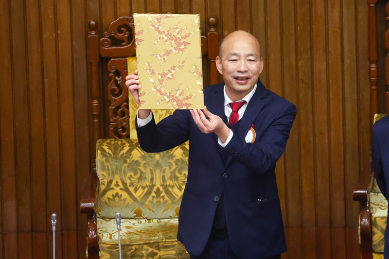 立法院長韓國瑜2月1日高舉當選證書。圖/中央社
