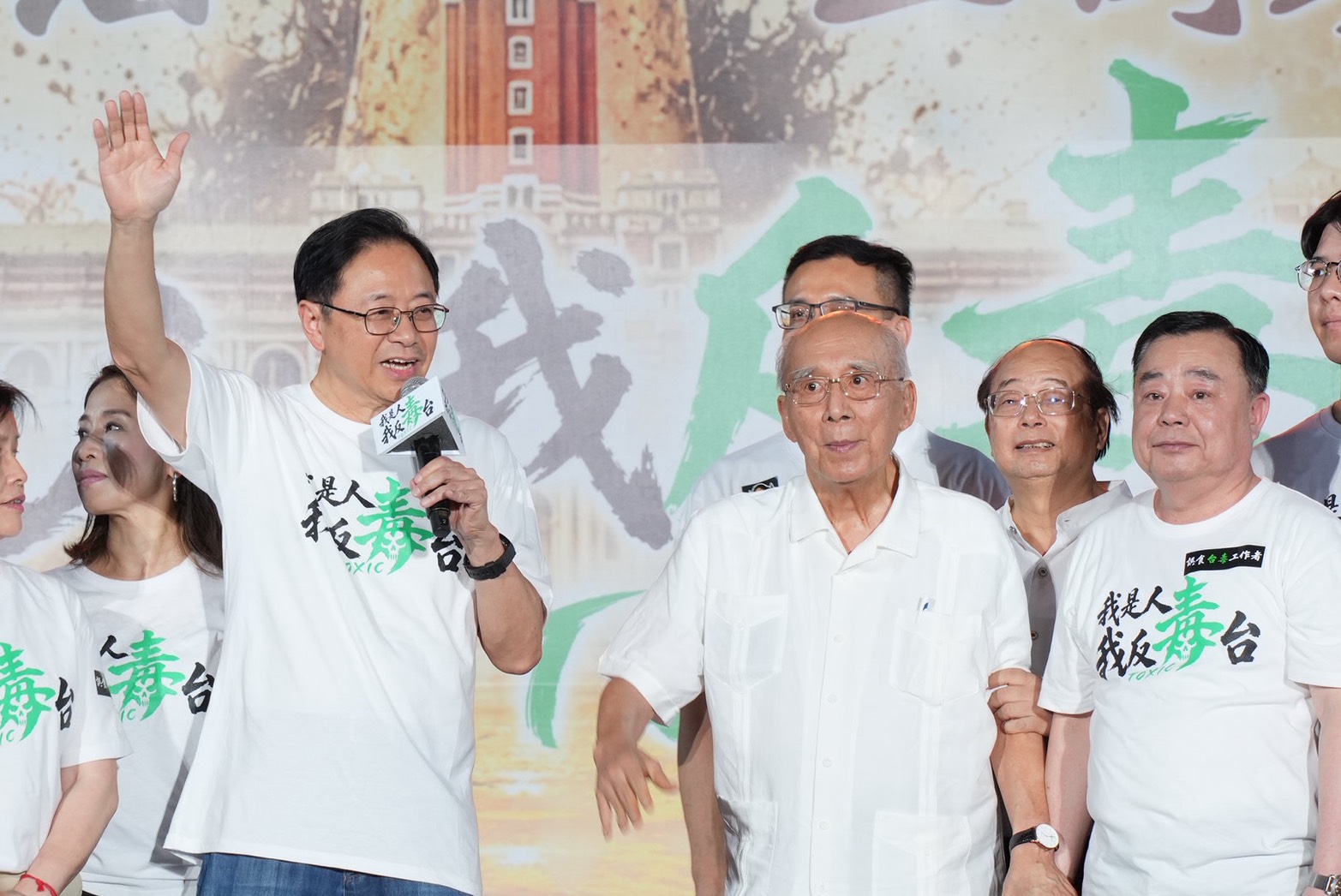桃園市長張善政（左）與國民黨前主席吳伯雄（右）同台宣講反毒油。圖/記者陳思豪攝