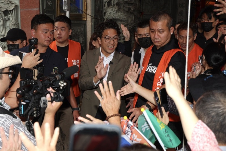 好尷尬！問「實物」沈伯洋答「食物」、綠委輔選竟喊「投給蔣萬安」