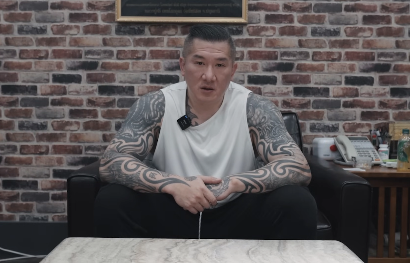 館長員工發傳單遇襲！政治狂熱者重擊後腦......館長：警察說抓不到