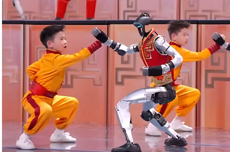 春晚機器人表演引發經濟路線辯論：大陸「高投入vs低消費」會重蹈蘇聯覆轍？