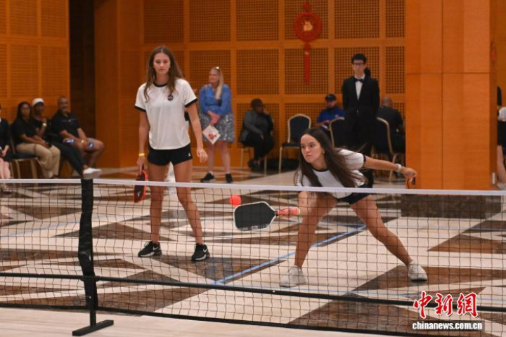 陸駐美使館舉辦中美學生匹克球友誼賽,匹克球是結合羽毛球、網球和桌球元素的球拍運動。圖/取自中新社