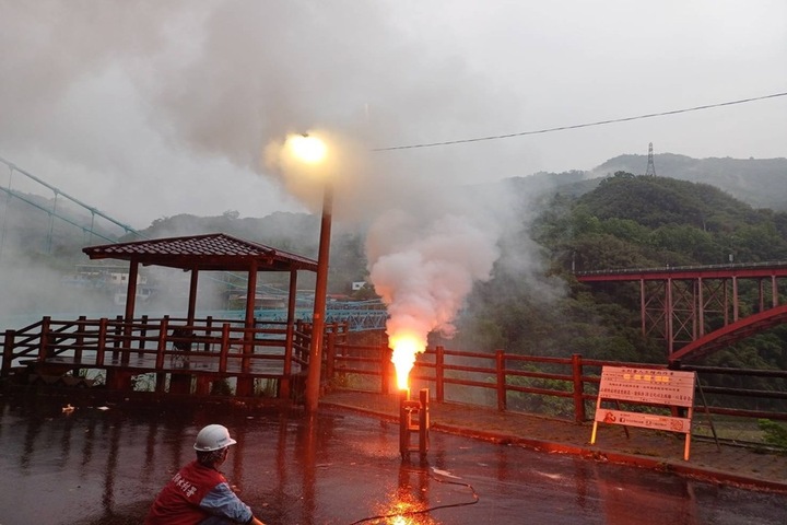 水利署北區水資源分署30日上午在石門水庫實施人工增雨，預計可增加降雨機率10%，盼提高降雨量增加水庫入流，讓水庫水情保持穩定。圖/取自中央社