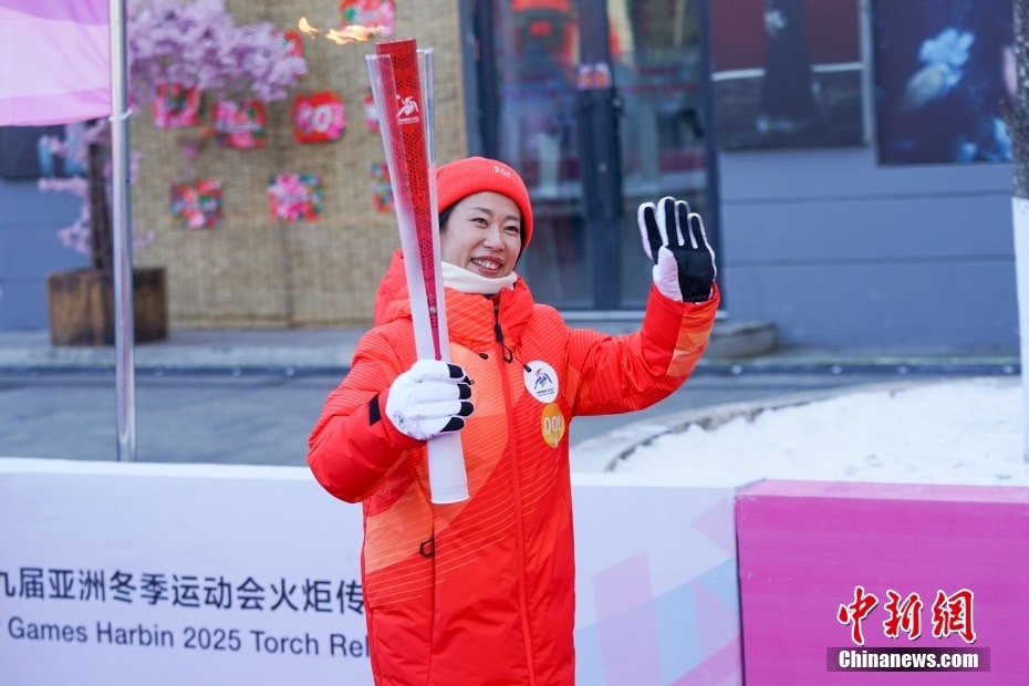 第一棒火炬手、奧運冠軍申雪傳遞火炬。圖/取自中新社