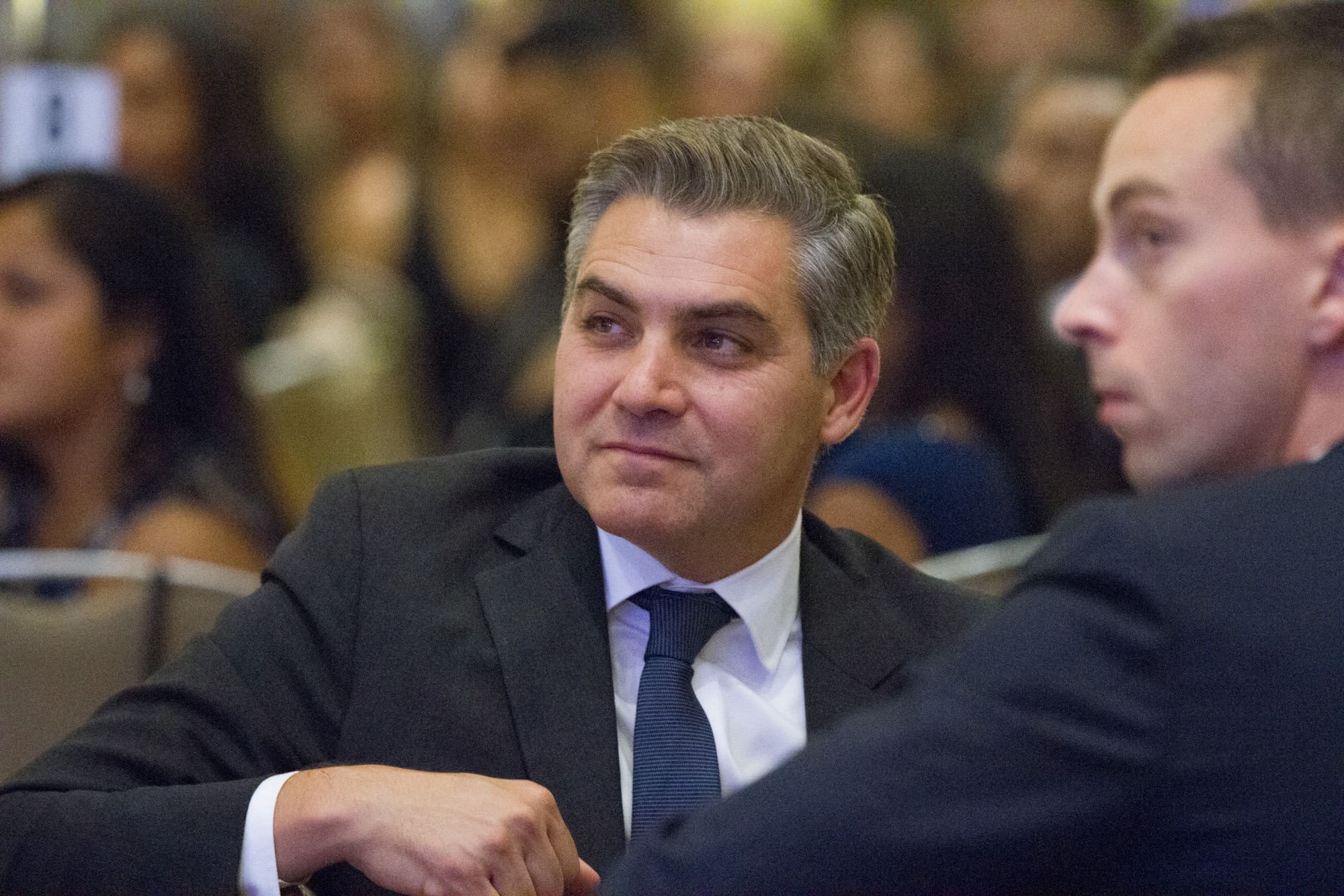 阿科斯塔（Jim Acosta）曾任CNN白宮首席記者，近日發布「採訪」由AI技術重建的佛羅里達州帕克蘭市（Parkland）道格拉斯高中（Marjory Stoneman Douglas High School）槍擊案受害者奧利佛影片，引發爭議。圖／取自Chicago Latino Network FB