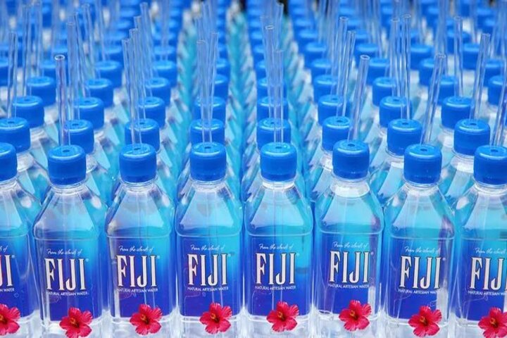 國際知名礦泉水品牌FIJI Water驗出含有錳與3種細菌。圖/取自DA Sails《推特》
