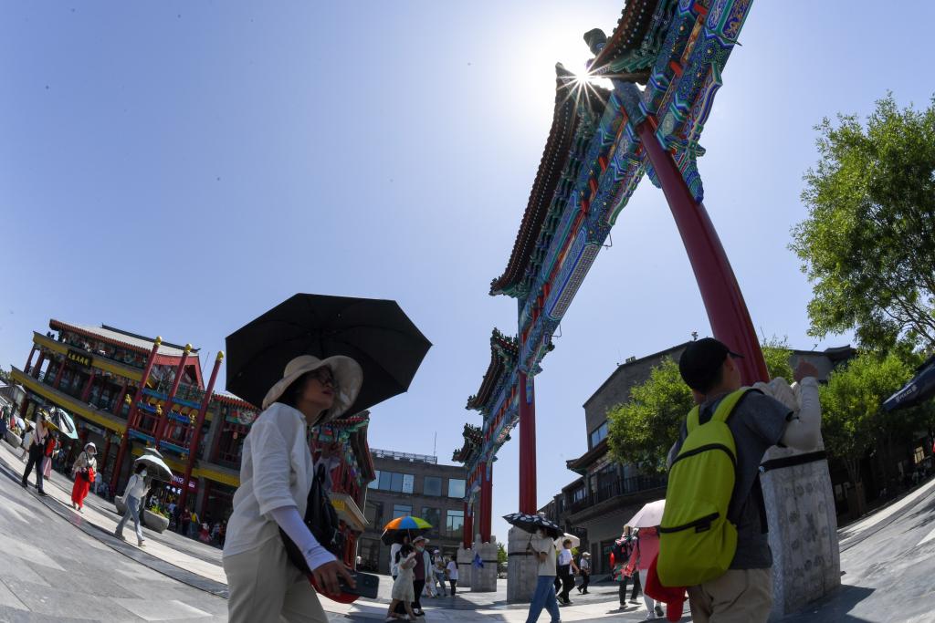 7月6日，遊客走在北京市前門大街上。圖/取自新華社