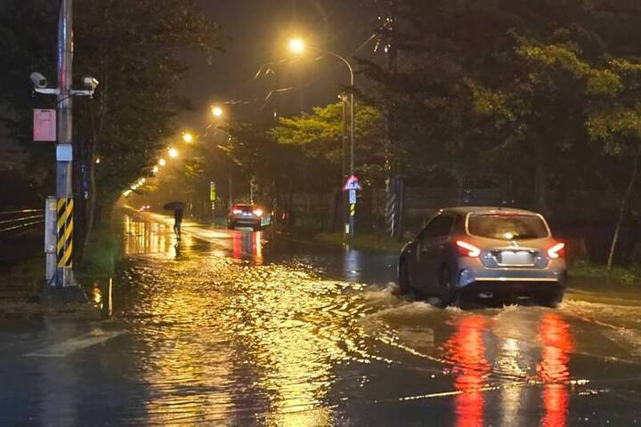 共伴效應迎風面注意豪雨　沿海風強浪大留意長浪