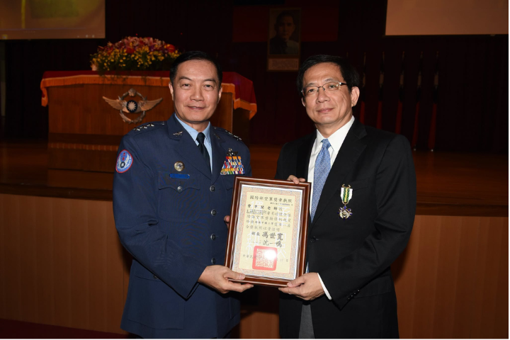 文人卻獲空軍獎章？管中閔814空軍節親揭由來　 追憶沈一鳴將軍