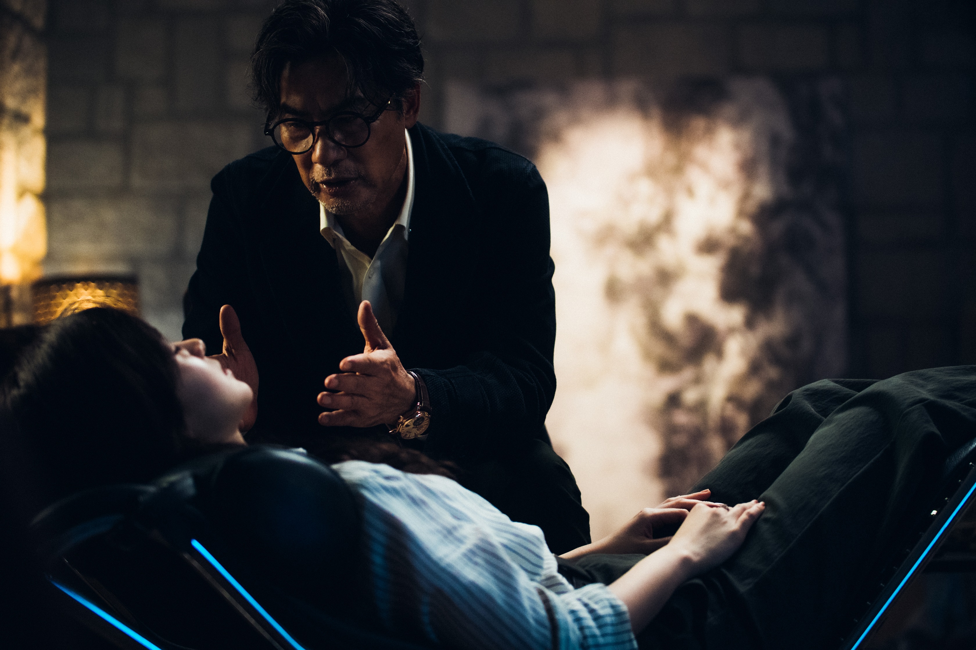 任達華在電影《源生罪》中飾演擅長催眠的心理學家。圖/華映娛樂提供