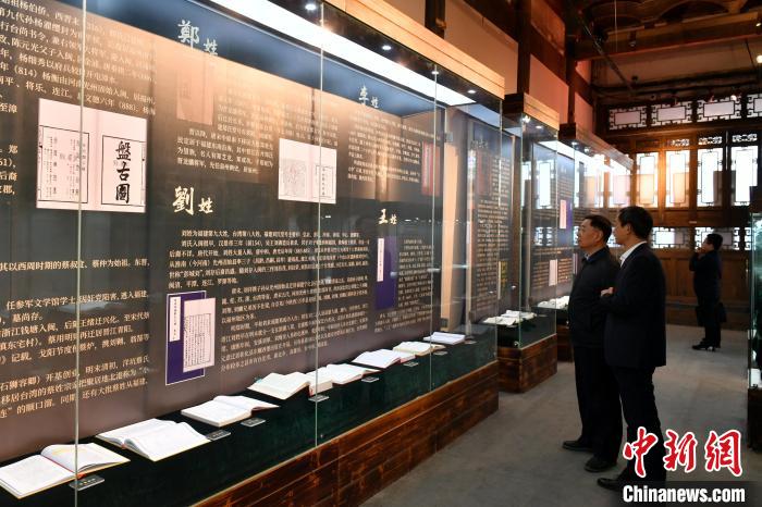 圖為2023年在福州閩台歷史文化研究院開展的閩台譜牒文化主題展。圖/取自中新社