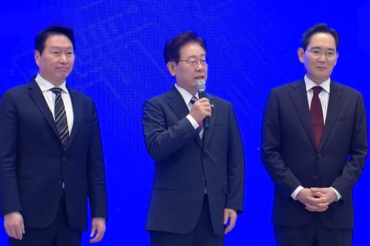 記者會現場，韓國總統李在明（中）與三星電子董事長李在鎔（右）及SK集團董事長崔泰源（左）共同宣布投資逾1800兆韓元，打造新半導體生產基地與AI資料中心。圖／翻攝自 MBCNEWS  YT頻道