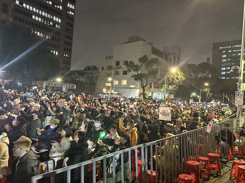 去年12月20日，立院表決財劃法時，綠營動員大批民眾在立法院外抗議。圖/中央社