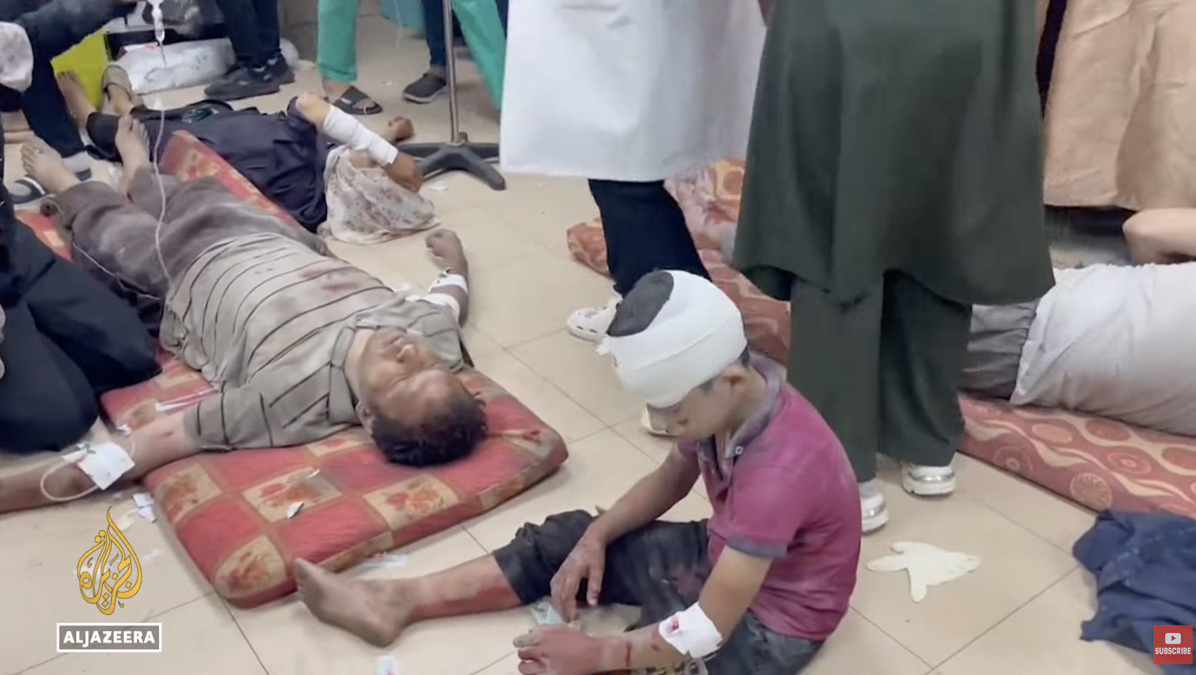 影片顯示，幾名傷患在醫院地板上接受治療，這在加薩醫療系統超負荷的醫院已是常態。圖/翻攝自Al Jazeera English YouTube頻道