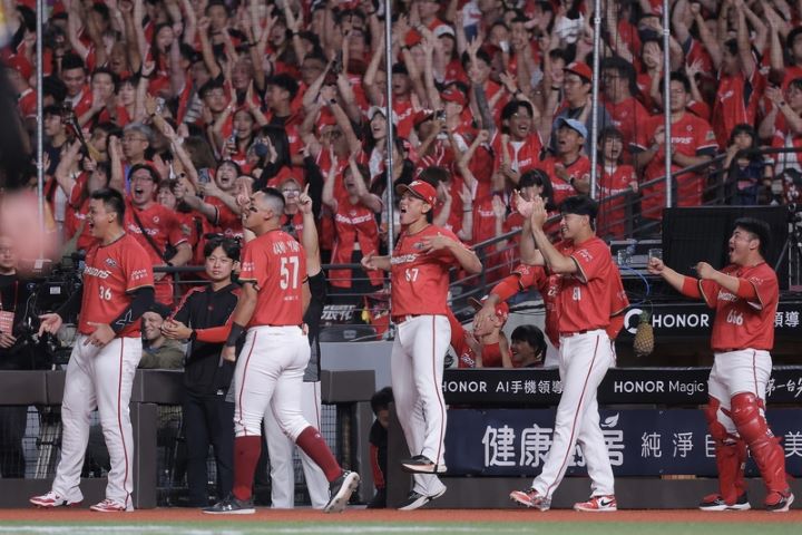 味全龍隊5局靠著連續安打及犧牲打攻下2分、取得領先，隊友們在場邊開心慶祝。圖/中央社