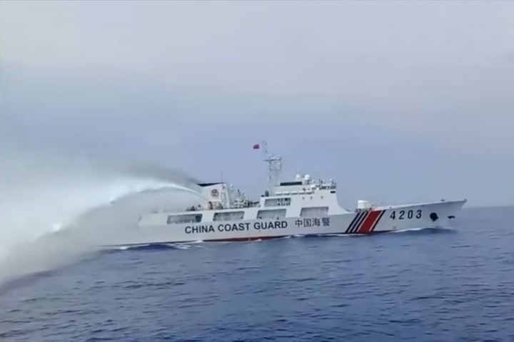 菲公務船赴黃岩島運送補給　遭中國海警水砲驅離