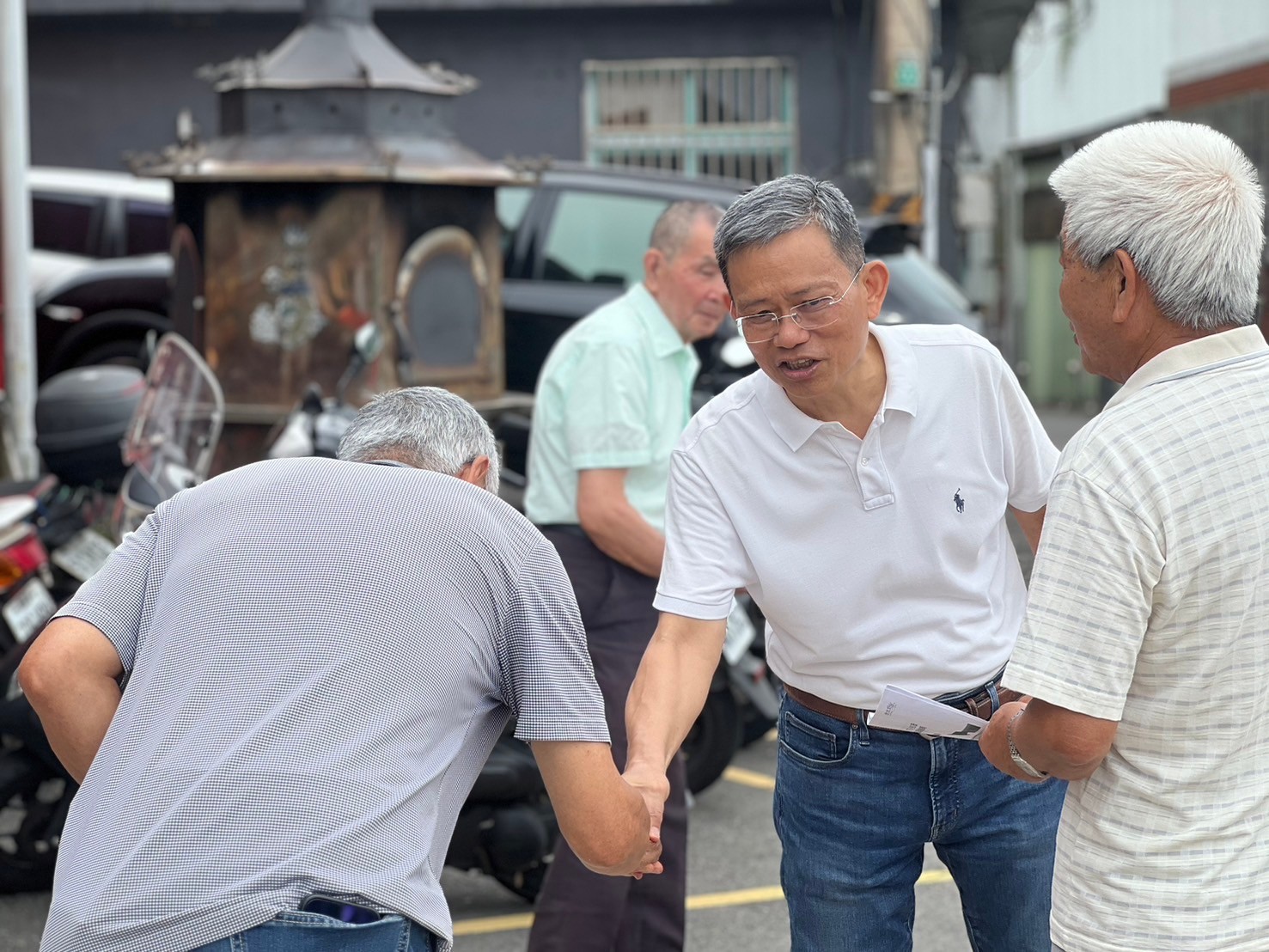 無黨籍台北市議員陳政忠（中，白衣者）涉嫌操縱宏福建設股票，最高法院判刑6年定讞，今上午通知陳政忠到案執行。圖/取自陳政忠臉書