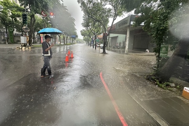 颱風外圍環流與東北季風共伴，各地降雨顯著。圖/取自中央社