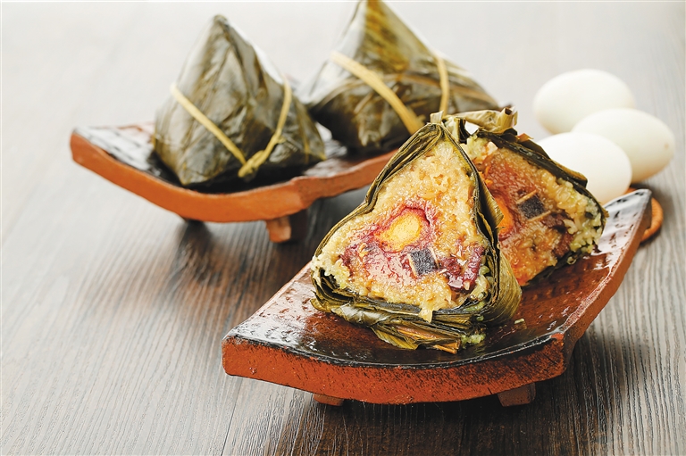 大陸各地有不同口味粽子。圖為海南儋州的花豬肉跑海鴨蛋粽。圖/取自海南日報