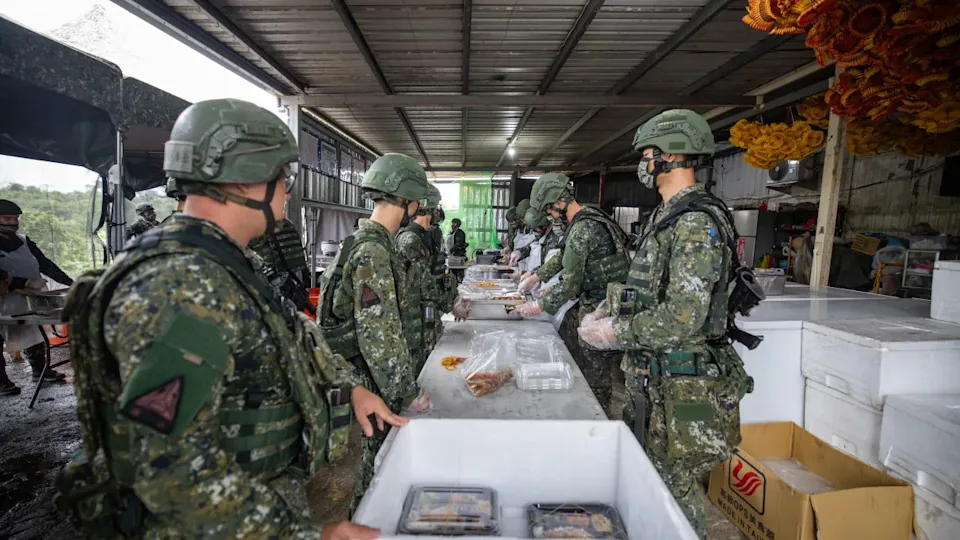 漢光42演習，膳食兵全副武裝準備食物並不符合安全與衛生要求。圖/取自國防部官網
