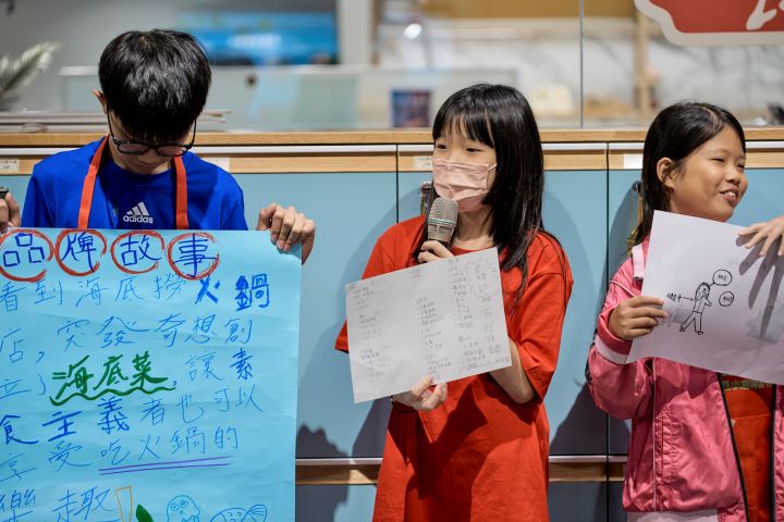 營隊最後一天，孩子分組規劃自己的餐廳，將三天所學轉化為提案，站上台向家長說明，將團隊分工、表達觀點並將想法付諸行動。圖/灃食教育基金會提供