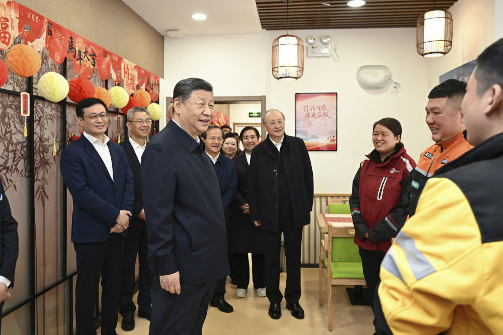 習近平視察時，還前往一家快遞公司參訪，除慰問並要求陪同官員做好他們的權益保障。圖／取自新華社