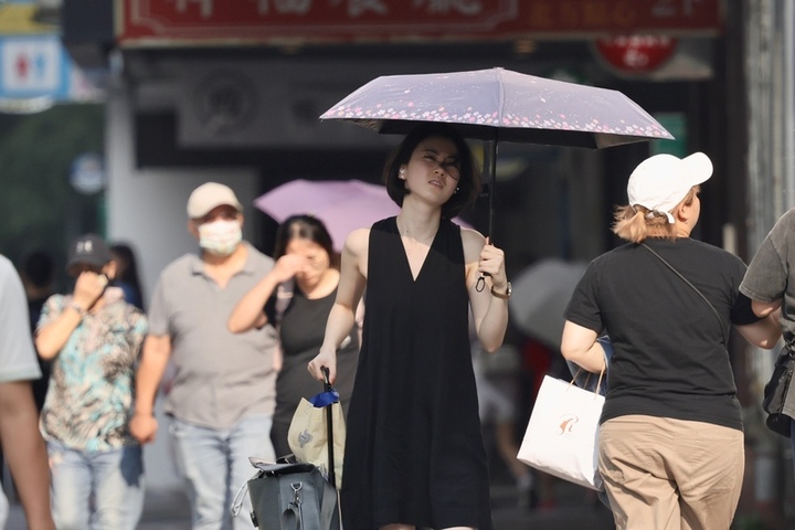 水氣雖稍減，各地午後仍可能降下雷陣雨。圖/取自中央社