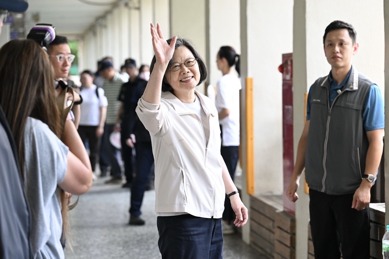 20250823核三重啟公投與7位國民黨立委罷免案23日投開票，前總統蔡英文（中）下午到台北市大安區建安國小投票，離去前向媒體朋友揮手致意。圖/中央社