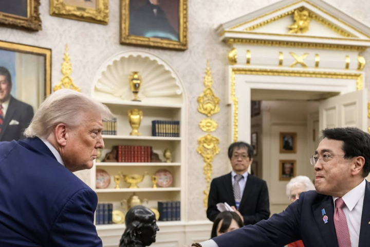 美日達成貿易協議，日本關稅降到15%，但相對付出大代價，圖為美國總統川普（左）與日本經濟再生大臣赤澤亮正（右）握手。圖／取自realdonaldtrump IG