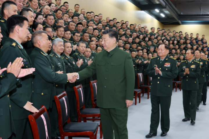 中共中央軍委主席習近平前年底會見軍方各界代表並與之握手，站其後方的正是剛被拔除的中央軍委第一副主席張又俠。圖／取自央廣網