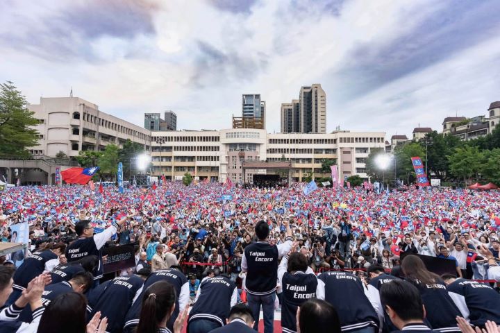 2026年10月26日，台北市長蔣萬安競選總部成立大會，現場支持者揮舞中華民國國旗，展現台灣民主選舉的群眾動員力量。圖/取自蔣萬安臉書。