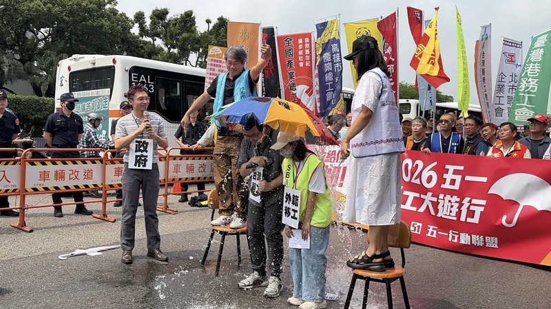 記者會現場以破傘象徵退休保障制度仍存在漏洞。圖/中央社