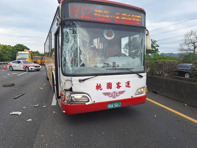 為閃避橫在車道上的衝浪板，國道客運公車等5車追撞，造成其中一人受傷。圖/中央社