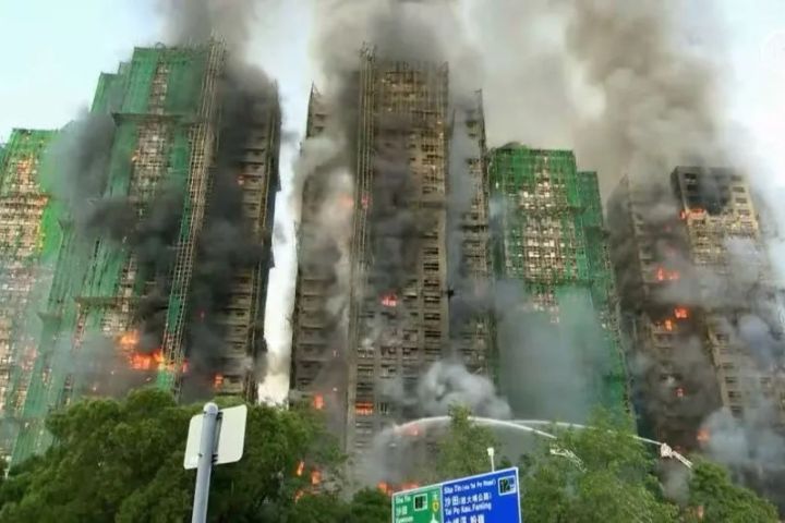 香港大埔宏福苑大火4死　消防員殉職　居民驚逃：走廊全黑了