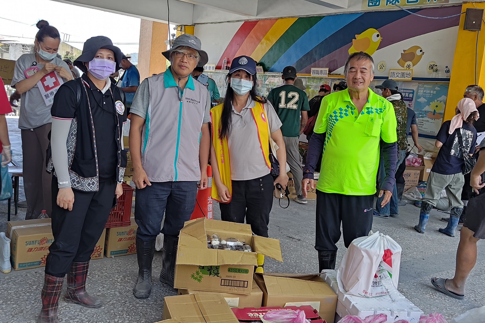 農業部花蓮改良場、農糧署東區分區等工作人員在花蓮光復協助分送便當。圖/農業部提供