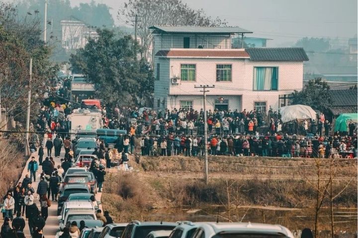 女孩「呆呆」上網請人「幫忙按豬」　「刨豬湯」把重慶農村衝上熱搜