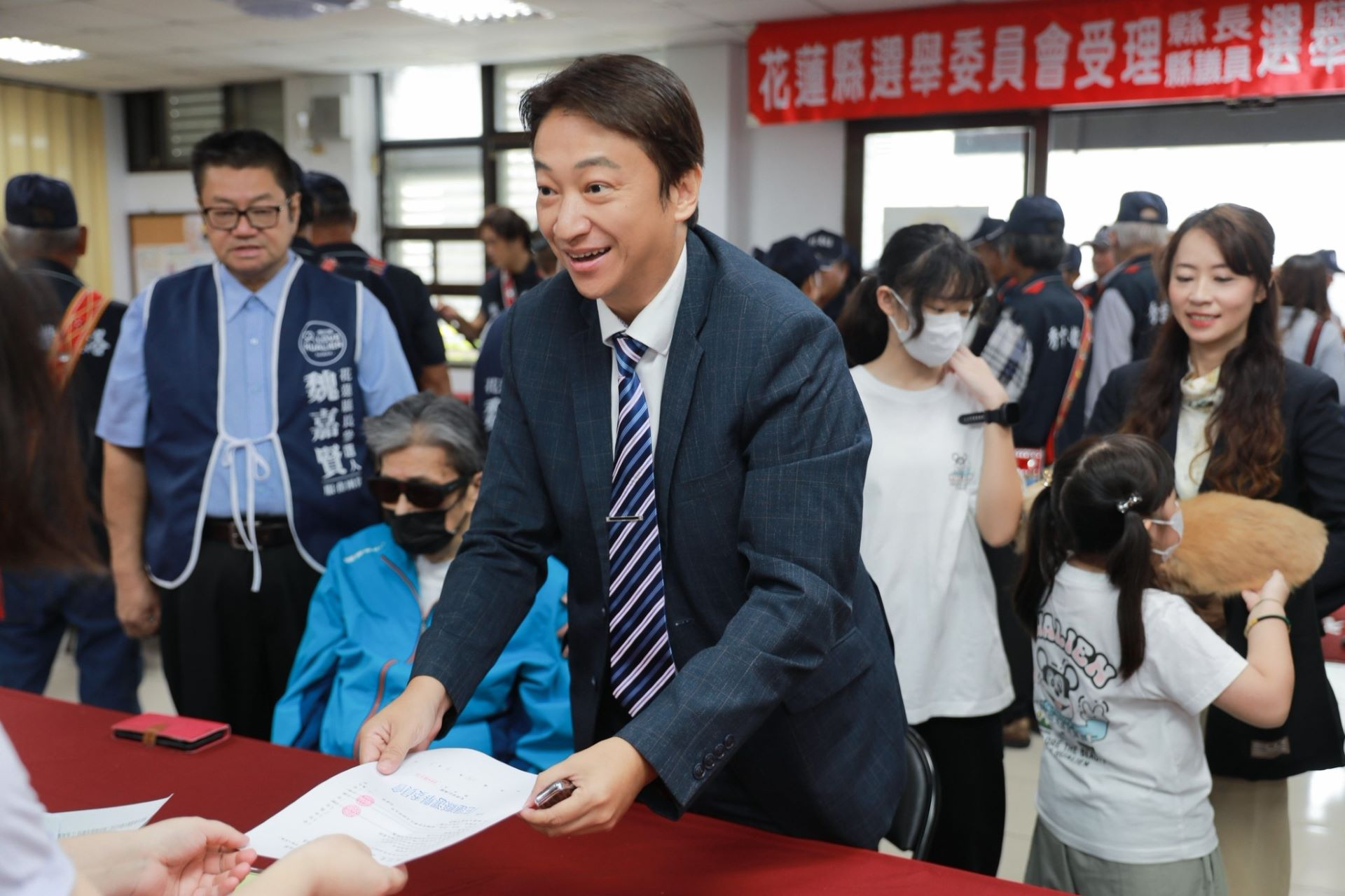 家人陪同登記參選花蓮縣長　 魏嘉賢帶百項政見拋「未來存摺」：人生每一步都有支持