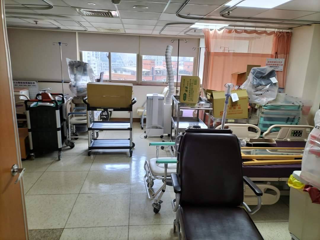 疫後醫護離職潮造成各醫院病床不足。圖/取自蘇一峰臉書